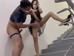 Hai cô vợ chồng yêu quan hệ trên cầu thang cực phê
