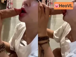 Vào nhà tắm tự sướng bú cây hàng giả
