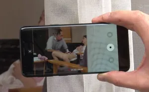 Vợ sắp cưới của con trai gian díu với bố ông chồng bị gã quản lý khu phố phát hiện