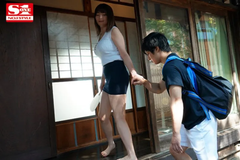 Anh chàng dam dang buồi khi nhìn trộm em họ "đi ngoài" với chồng