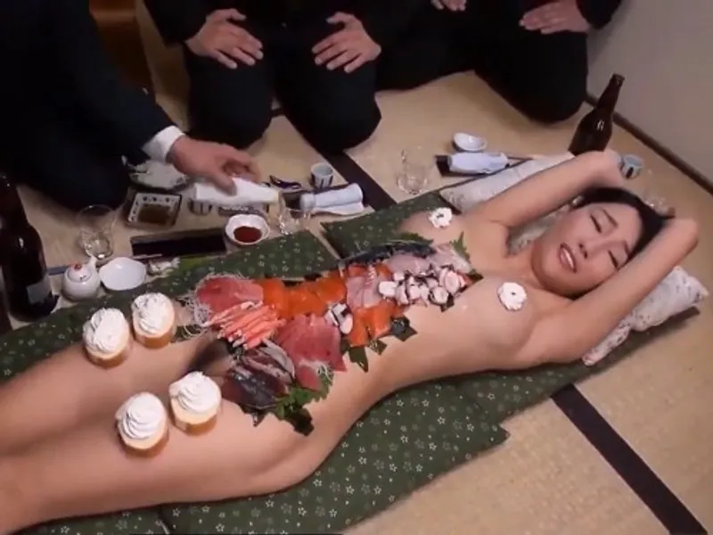 Cô tiền bối dâm và những anh ccủa quý được thưởng thức đồ lạ