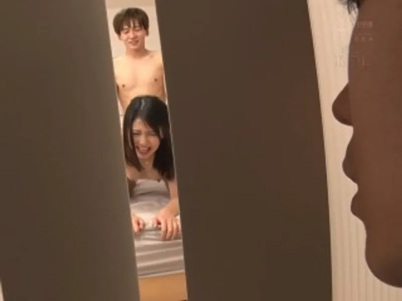 Thanh niên đang vụng trộm với chị nhà bên thì anh ông chồng về...