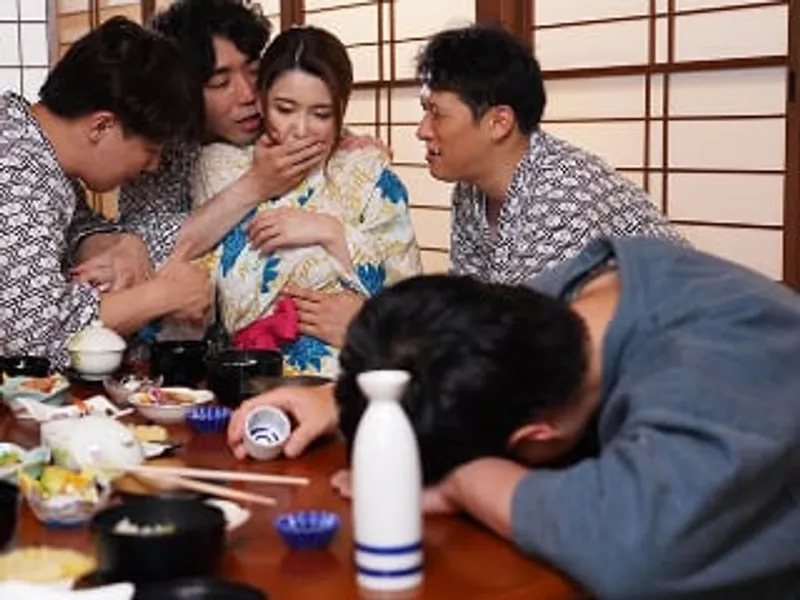 đưa vợ yêu đi suối nước nóng, ông chồng không biết cô vợ bị người khác nắc sấp mặt