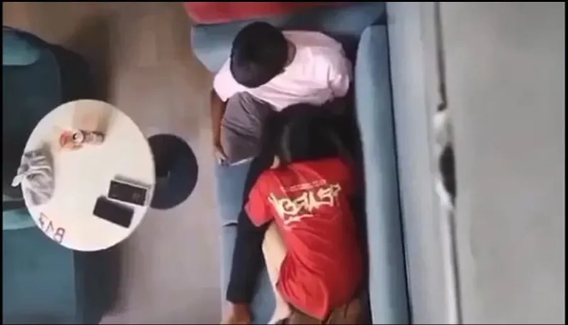 Quay lén em ghệ mút mút cho cô bạn gái nơi công cộng