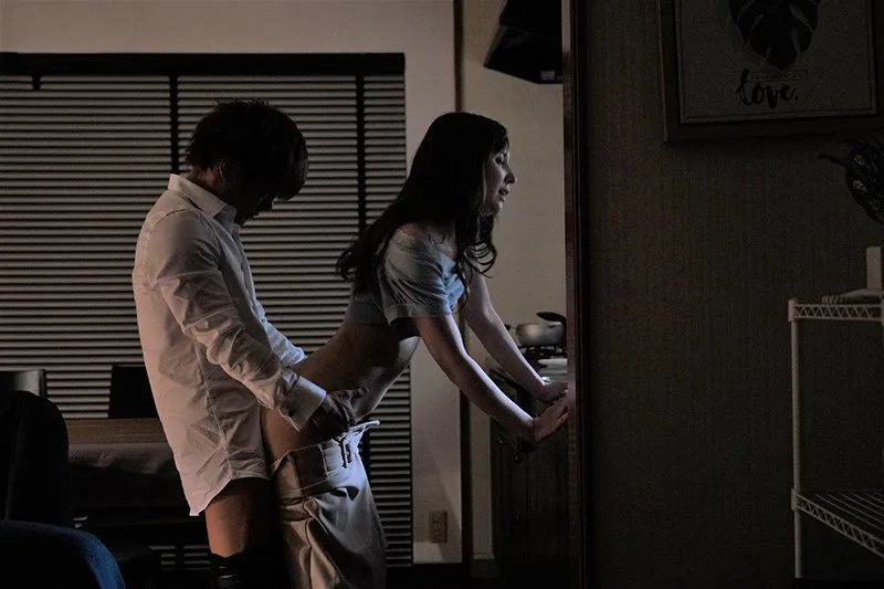 Tiền bối đi công tác, cậu nhân viên đến nhà trả bài vợ ông ấy