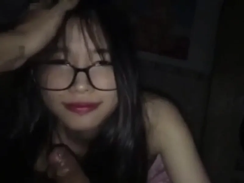 Bà xã đi ca đêm, lẻn sang trọ để em học sinh kính cận mút cu